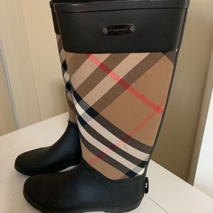 BURBERRY CLEMENCE RAINBOOT 7.5!!! 😍